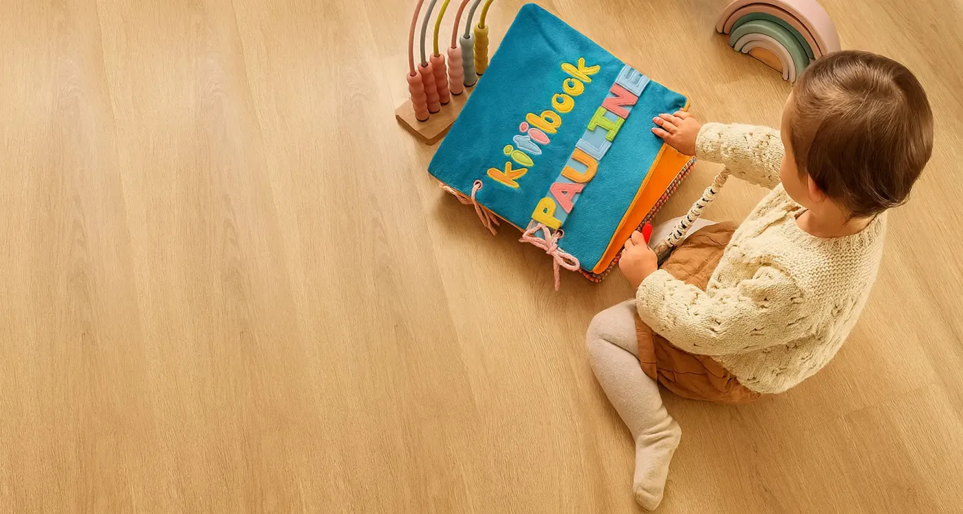 Enfant jouant avec son Kitibook — livre d'éveil personnalisé Kitimimi